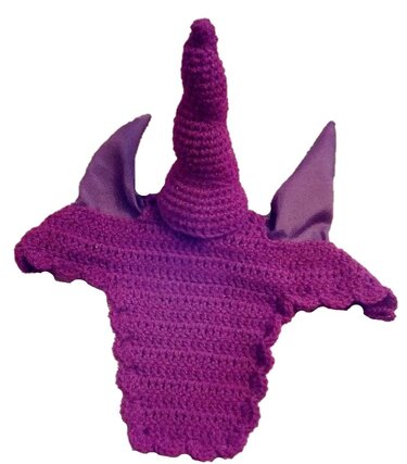 Lilafarbenes, gehäkeltes Haustierkostüm mit mittigem spiralförmigem Horn und zwei seitlichen, spitzen Applikationen.