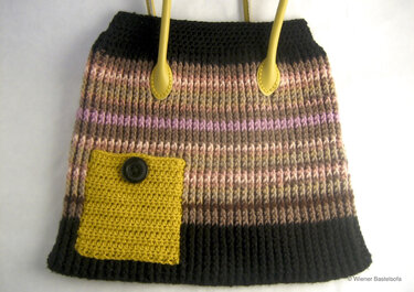 Gehäkelte Henkeltasche mit braun-rosa-schwarzen Streifen, gelber aufgesetzter Tasche mit Knopf und gelben Henkeln