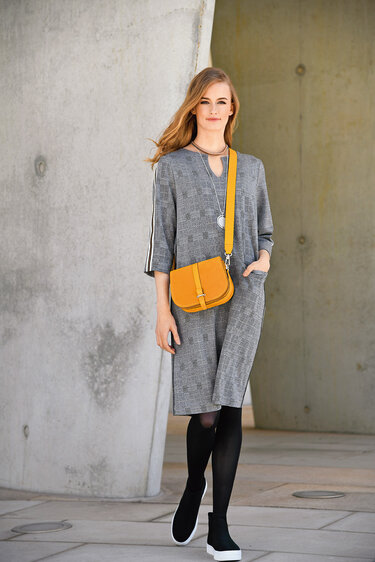 Kariertes Jersey-Kleid mit Zier-Reißverschluss und mit Ripsbandstreifen am Ärmel (Nähanleitung)