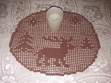 Rustikales braunes Filet-Häkeldeckchen mit Tiermotiv und Kerze