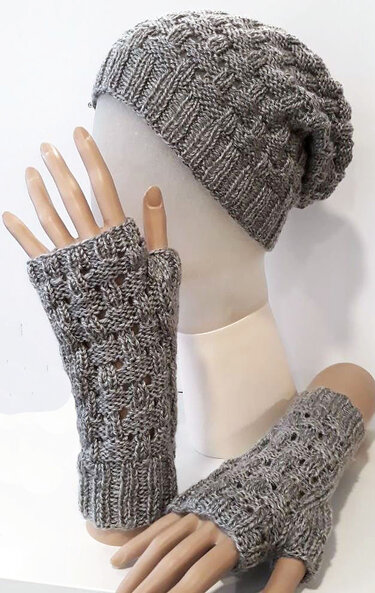 Grau gestrickte Beanie und fingerlose Stulpen mit Daumenöffnung an einer Schaufensterpuppe