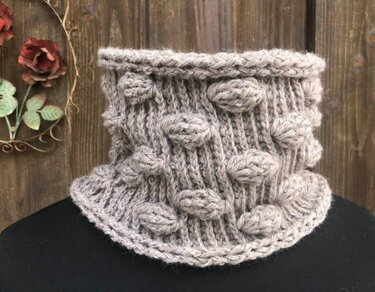 Gehäkelter taupefarbener Schlauchschal mit Bobbelreihen und Rippenstruktur