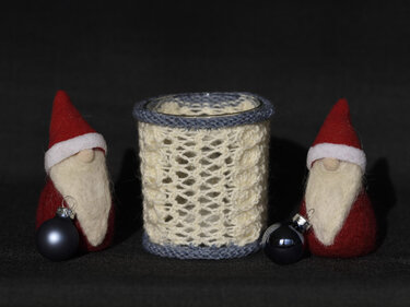 Anleitung: Elegantes Windlicht in Blau-Weiß - Stricken