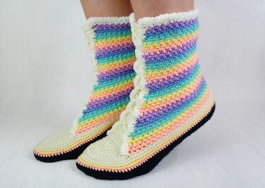 Gehäkelte Damen-Hausschuhe in Regenbogenpastell mit weißem Schaftrand und dunkler Sohle