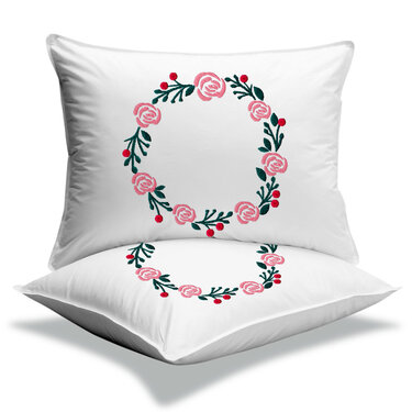 Zwei weiße Kissen mit gesticktem Rosenkranz-Motiv, leerer Mittelbereich für Monogramme