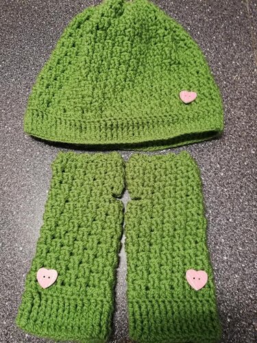 Grünes gehäkeltes Damenset aus Mütze und fingerlosen Stulpen mit rosa Herzknöpfen