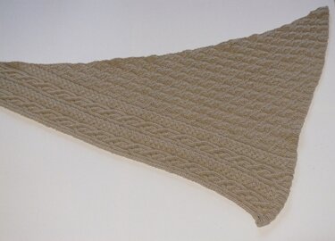 Beiges gestricktes Dreieckstuch, ausgebreitet, mit Zopf- und Strukturmustern.