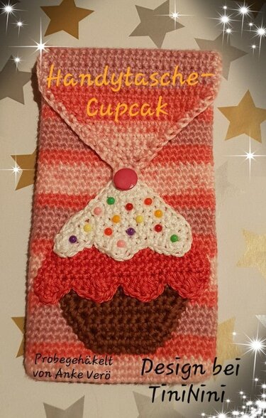Gehäkeltes Smartphone-Etui mit gestreiftem Muster und Cupcake-Applikation