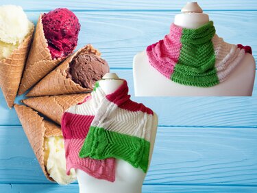 Zwei Strickmodelle mit Blockstreifen in Rosa, Grün und Weiß neben Eiswaffeln auf blauem Holz.