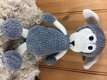 Gehäkeltes Amigurumi-Schaf in Grau und Weiß mit großen Augen und langen Ohren