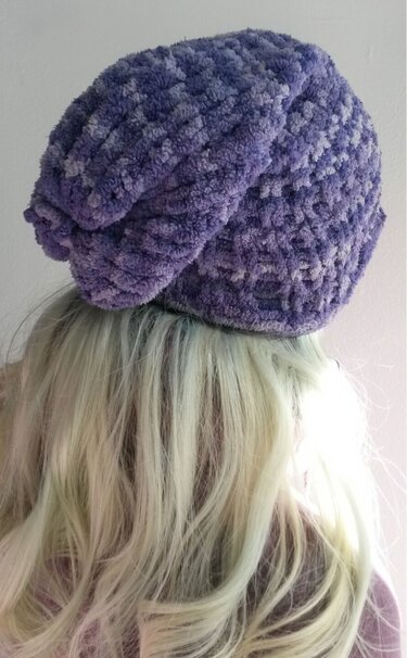 Violette gestrickte Slouch-Mütze mit waffelartiger Struktur, Rückansicht