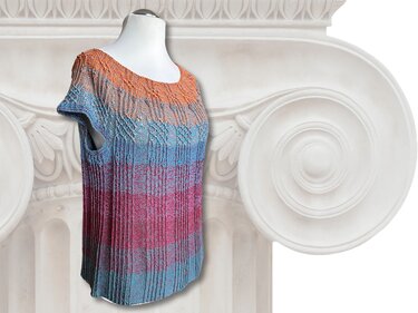 Gestricktes Damen-Shirt mit kurzem Ärmel, rundem Ausschnitt und horizontalem Farbverlauf in Orange, Türkis und Pink mit Struktur- und Rippenmustern