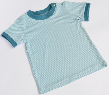 Hellblau-weiß gestreiftes kurzärmeliges Baby-T-Shirt mit türkisen Hals- und Ärmelbündchen und zwei Schulter-Druckknöpfen