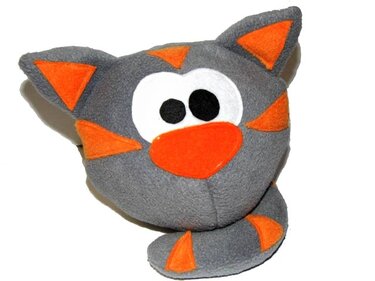 Graues Katzenkuscheltier mit orangen Applikationen und großen Augen