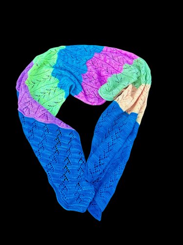 Mehrfarbiger gestrickter Schal mit Lochmuster vor schwarzem Hintergrund