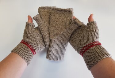 Beige gestrickte fingerlose Handschuhe mit roten Doppelstreifen an beiden Händen
