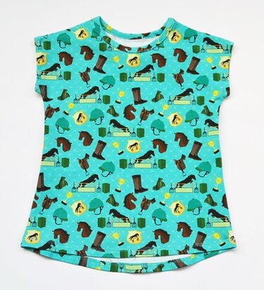 Türkises Kinder-T-Shirt mit Pferdeköpfen, Reithelmen, Stiefeln und Pokalen