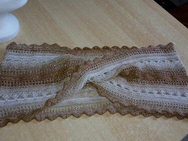 Gehäkelter Loop-Schal mit gedrehtem Mittelteil in Beige und Braun, gezackte Spitzenkante