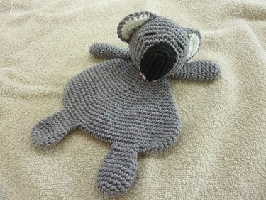 Gehäkeltes graues Koala-Schmusetuch auf hellem Handtuch