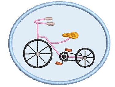 Stickmotiv eines rosafarbenen Fahrrads mit gelborangem Sattel und schwarzen Rädern in einem hellblauen Oval