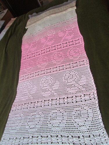 Langer gehäkelter Schal in Weiß bis Rosé mit Lochmustern und blütenähnlichen Quadraten