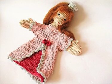 Gehäkelte rosa Prinzessinnen-Handpuppe mit silberner Krone, besticktem Gesicht und rotem Innenrock
