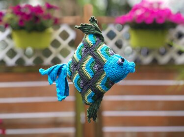Gehäkelter Amigurumi-Fisch blau-grün mit quadratischem Muster, Seitenansicht