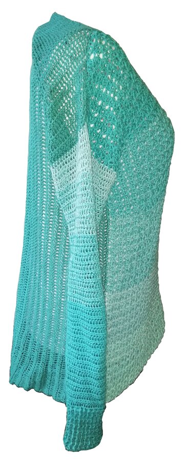 Seitliche Ansicht eines aquamarinfarbenen gehäkelten Pullovers mit offenem Ajourmuster