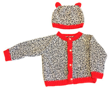 Zweiteiliges gestricktes Baby-Set: schwarz-weiß melierte Jacke mit roten Bündchen und passende Mütze mit Öhrchen