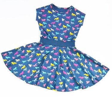 Dunkelblaues Kinderkleid mit bunten Pferdemustern und kurzen Ärmeln