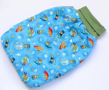 Himmelblauer Babyschlafsack mit olivgrünem Bündchen und Motiv von Tieren in Fluggeräten vor Wolken