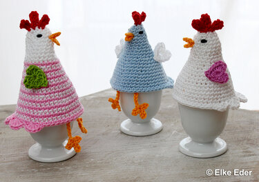 "Lady Gagack and Friends" - Eierwärmer, Tischdeko, Kantenhocker - Häkeln