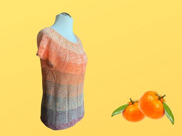 Gestricktes Damen-Shirt auf Schaufensterpuppe, Farbverlauf Creme–Orange–Grau-Türkis–Beere; zwei Mandarinen auf gelbem Hintergrund.