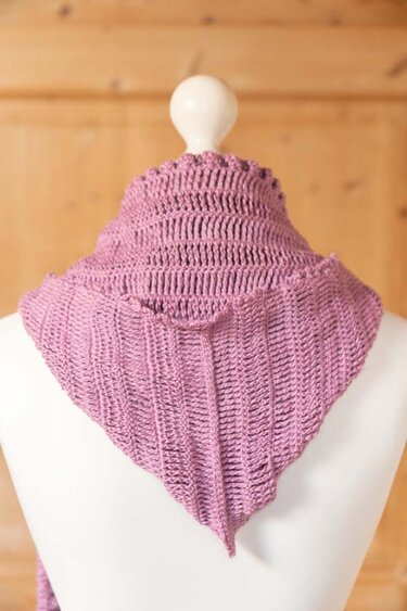 Roséfarbenes gehäkeltes Dreieckstuch auf Schaufensterpuppe, gerippte Maschen und spitze Mitte