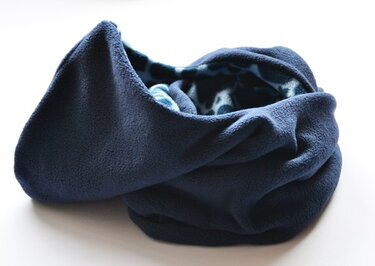 Dunkelblauer Fleece-Schlauchschal mit gemusterter Innenseite, weich drapiert