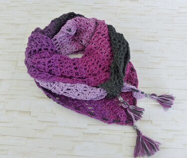 Gehäkeltes Dreieckstuch in Lila- und Pinktönen mit Quasten