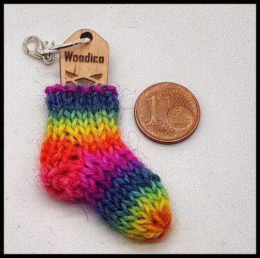 Mini gestrickte Regenbogen-Socke als Schlüsselanhänger mit Holzanhänger und 1‑Cent‑Münze