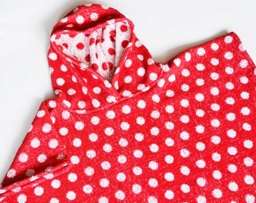 Rotes Kapuzenoberteil mit weißen Punkten, weich wirkend