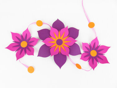 Blumenkette in Aubergine und Pink – Bastelvorlagen und Anleitung - Basteln