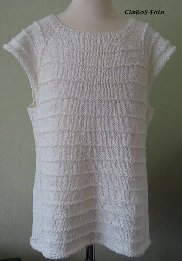 Weißes Stricktop mit kurzen Ärmeln und horizontalen Streifen auf Schaufensterpuppe