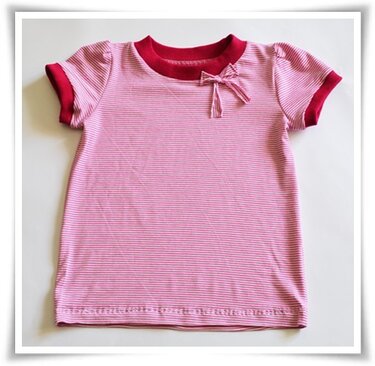 Kurzärmeliges Kinder-T-Shirt gestreift mit rotem Kragen und Schleife, flacher, gerader Schnitt