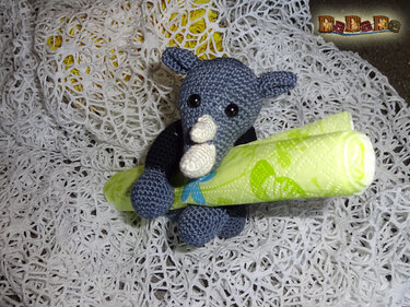 der lustige Serviettenhalter Nashorn - gehäkelt von Dadade - Häkeln