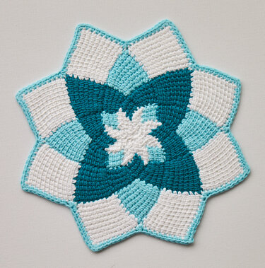 Gehäkelter sternförmiger Untersetzer in Türkis, Hellblau und Weiß