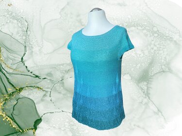 Gestricktes Damen-Kurzarmshirt in Türkis‑Blau mit Farbverlauf und Blattmuster auf Schaufensterpuppe