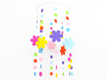 DIY Papier-Mobile mit hängenden bunten Kreisen und Blumen