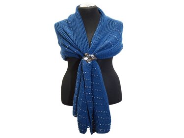 Gestricktes blaues Dreieckstuch mit eingestrickten Perlen und Brosche auf Schaufensterpuppe