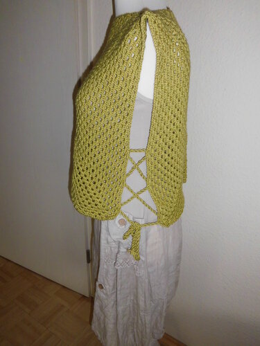 Ärmelloses limettengrünes Häkel-Oberteil mit vorderer Schnürung über Untertop und Rock
