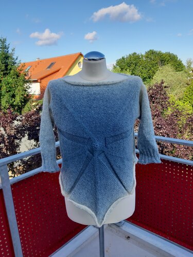 Hellblauer gestrickter Damenpullover mit U‑Boot‑Ausschnitt und spitzem Saum auf Schneiderbüste