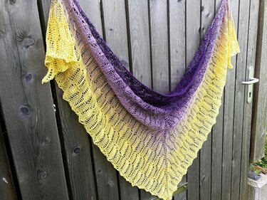 Gestricktes Dreieckstuch Gelb-Lila mit Lochmuster an Holztür