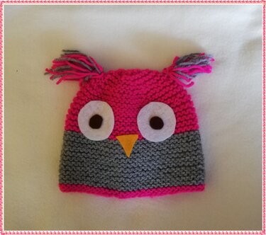 Anleitungsvorlage für gestrickte Eulen-Babymütze in Pink und Grau